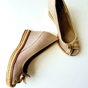 🎈Final Price Drop• Gorgeous Tory Burch Jackie Peep Toe Bow Wedge• Sz 10